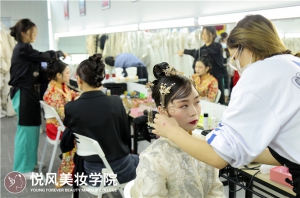如何选择美甲学校？