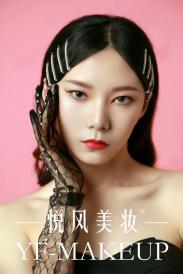 作为女王该气质时候一点不含糊 时尚写真