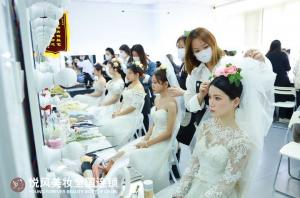 化妆、美甲、纹绣，哪个不比端盘子强？